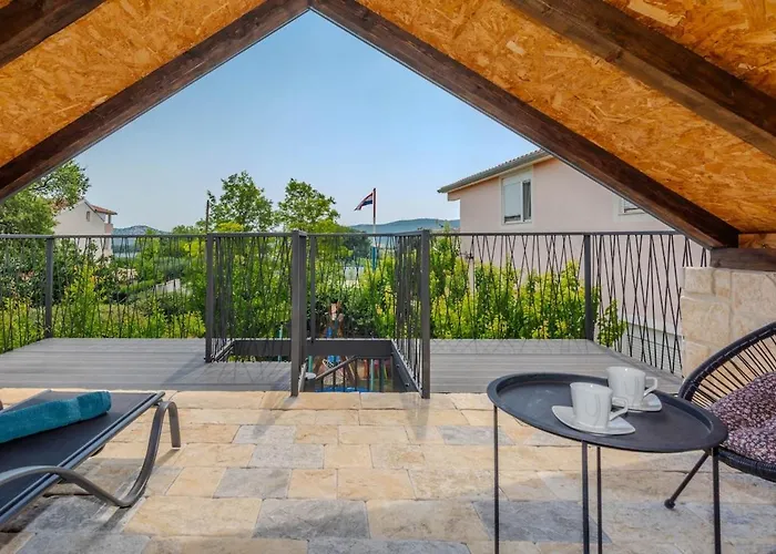 Villa Nancy With Jacuzzi Benkovac