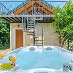 ヴィラ Nancy With Jacuzzi
