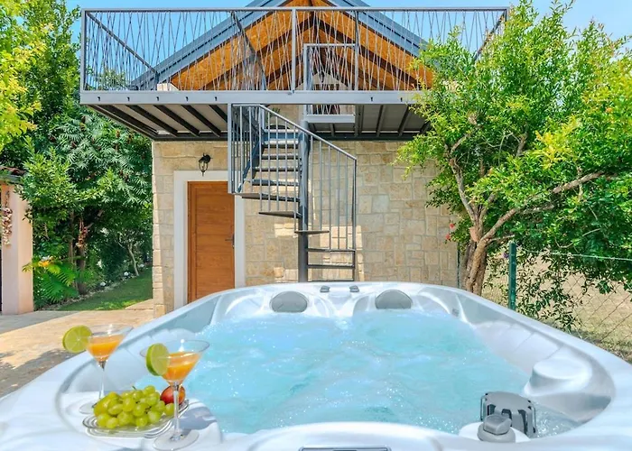 Villa Nancy With Jacuzzi